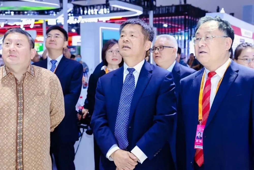 人社部副部長吳秀章一行參觀服貿(mào)會中智展區(qū)，中智在2024中國人力資源管理發(fā)展論壇上榮獲多項大獎